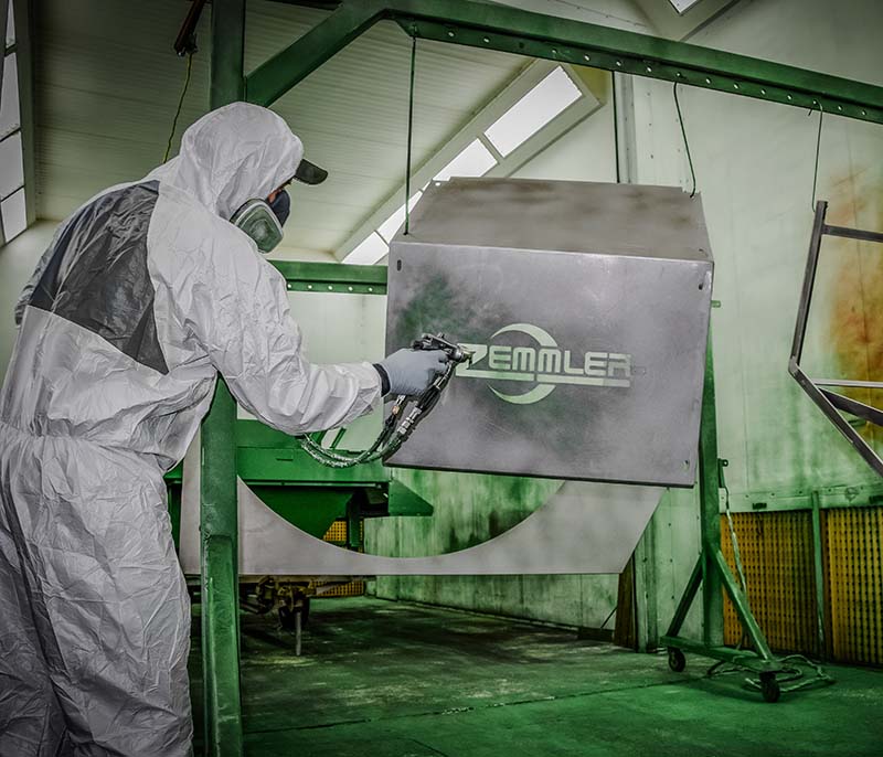 Des détails de la machine sont traités dans la cabine de peinture