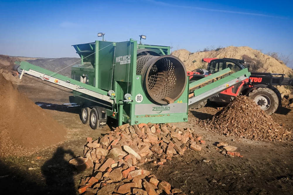 Building rubble is processed into 3 fractions simultaneously